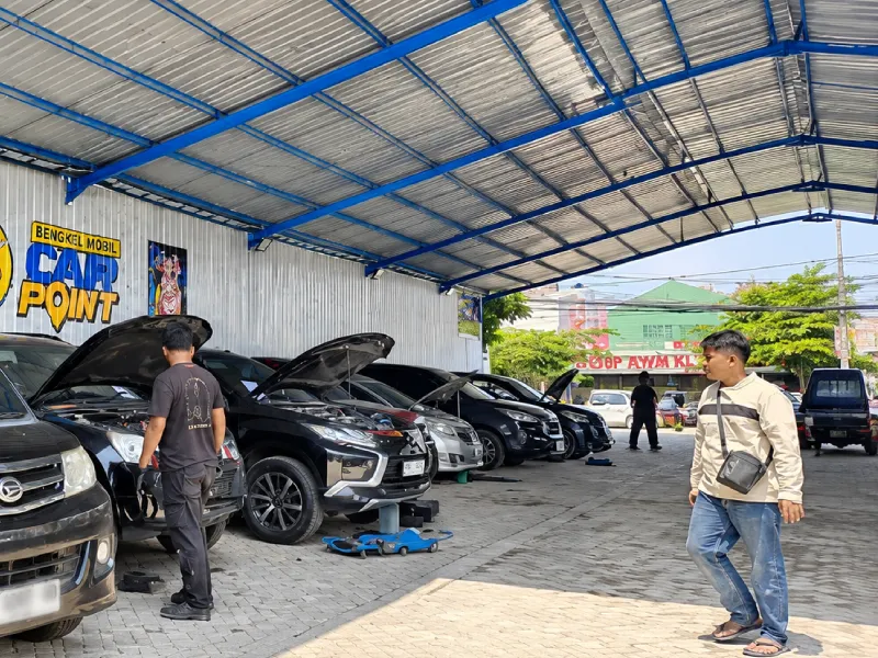 Ilustrasi mekanik melakukan pemeriksaan mesin mobil